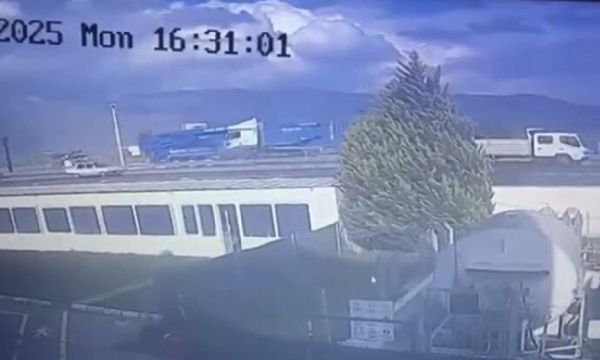 TIR karşı şeride geçti: 1 ölü